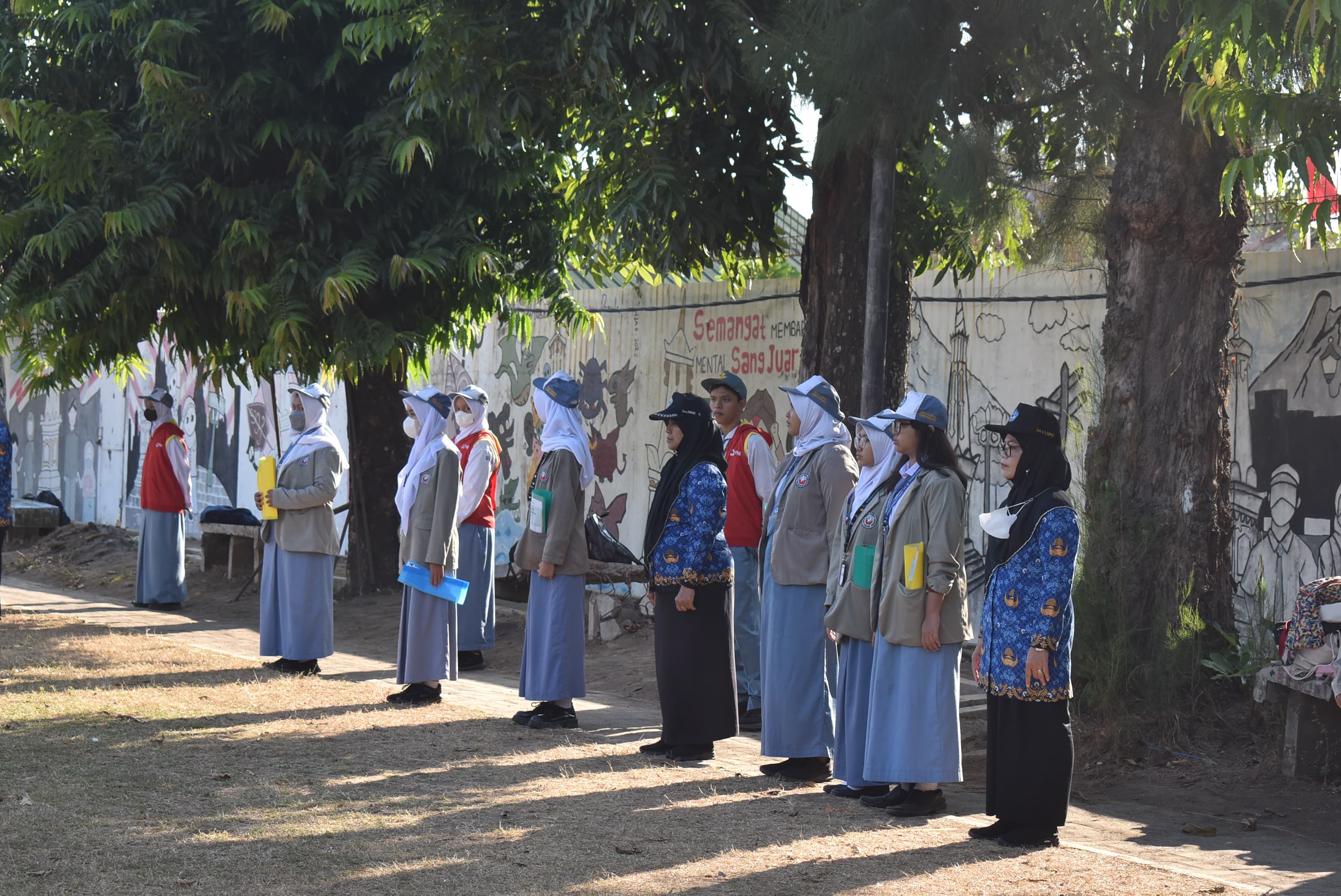 Petugas Presensi Upcara TASIS