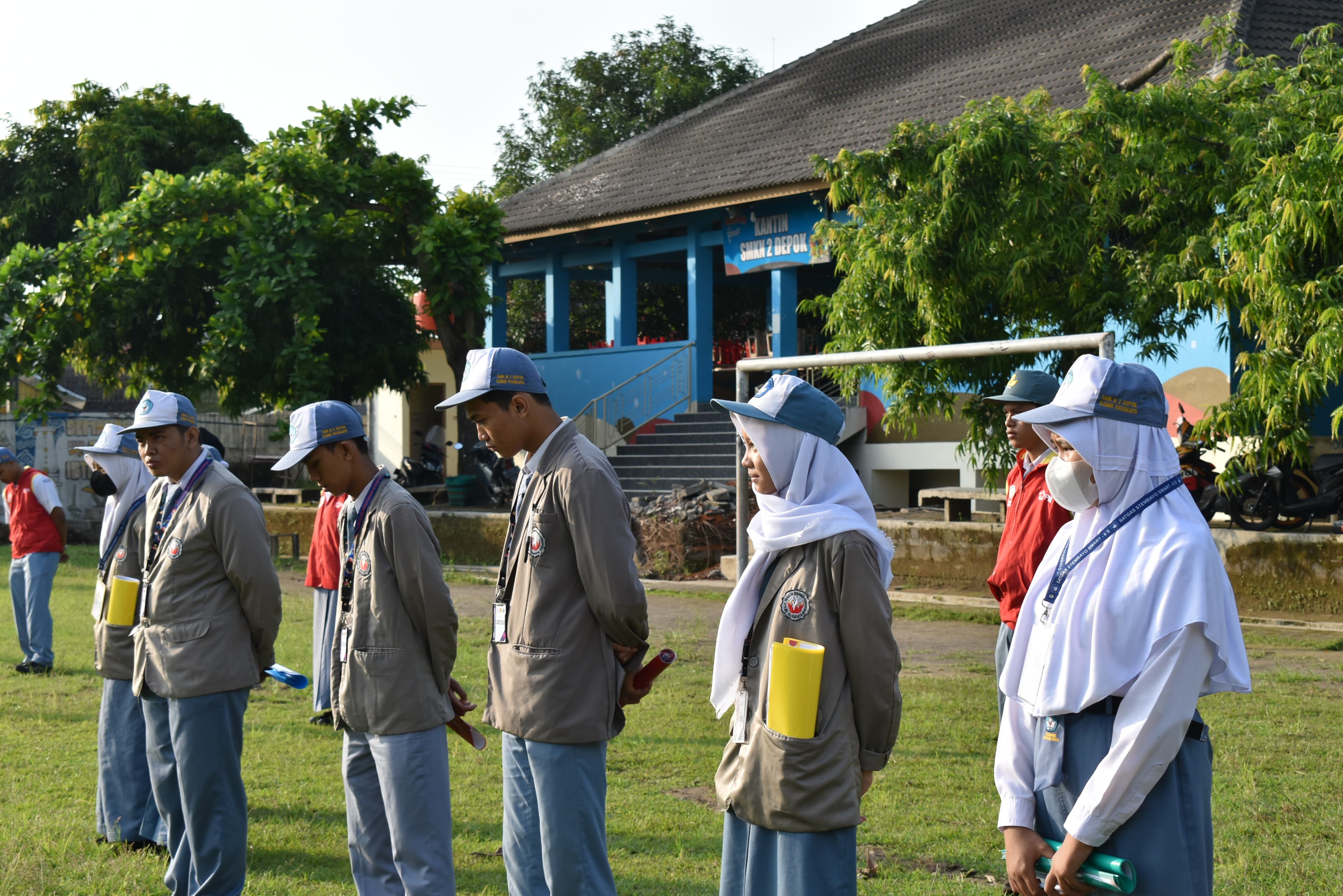 Petugas Presensi Upacara TASIS
